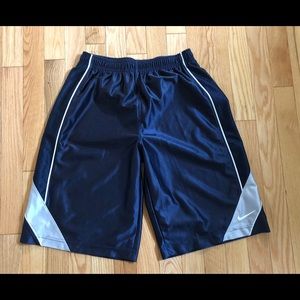 NEW WITHOUT TAGS BOYS NIKE SHORTS SIZE LARGE 14/16